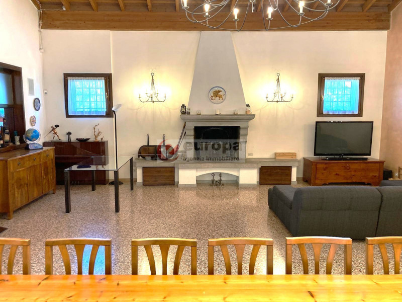 BOLZANO VICENTINO (VI) circondata da un ambiente agreste proponiamo in vendita porzione di rustic...