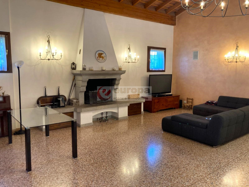 BOLZANO VICENTINO (VI) circondata da un ambiente agreste proponiamo in vendita porzione di rustic...