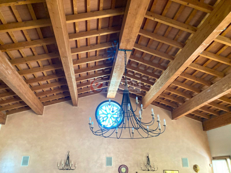 BOLZANO VICENTINO (VI) circondata da un ambiente agreste proponiamo in vendita porzione di rustic...