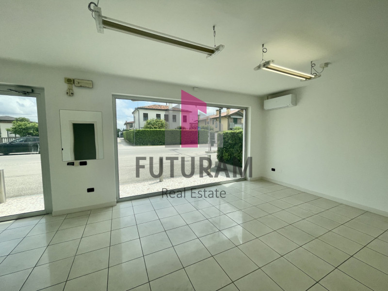 RIF:  040NM -  FOSSO' (VE)  -  PER INFO 0444/310220

In Riviera del Brenta, propongo in esclusiva...