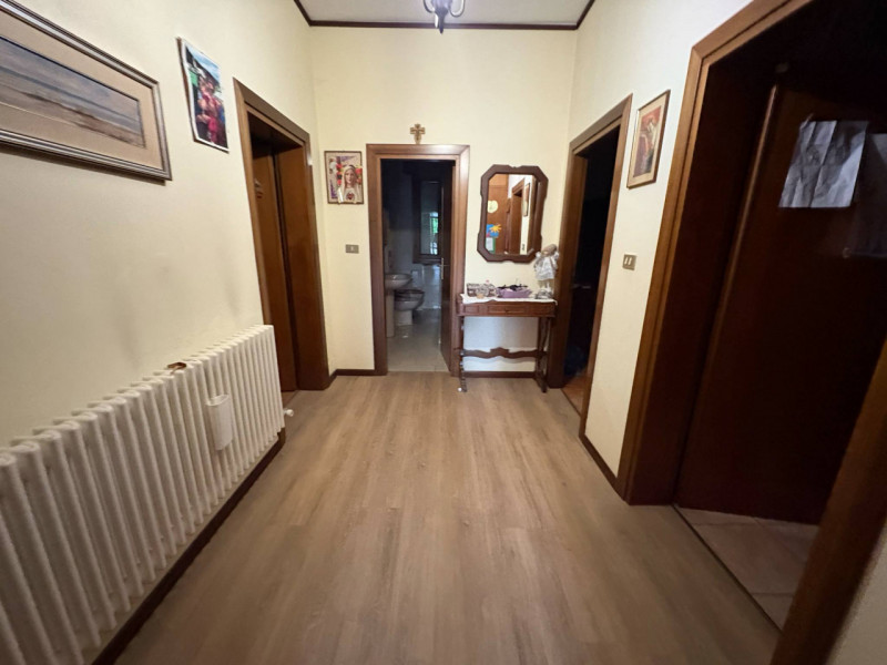 In una tranquilla e ricercata zona residenziale di Bertesina, proponiamo in vendita una casa sing...
