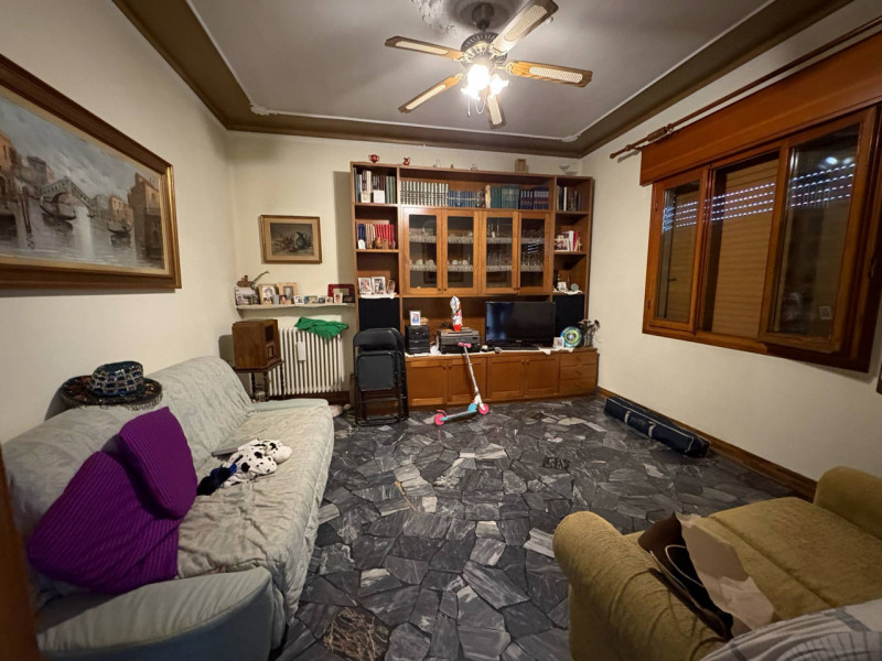 In una tranquilla e ricercata zona residenziale di Bertesina, proponiamo in vendita una casa sing...