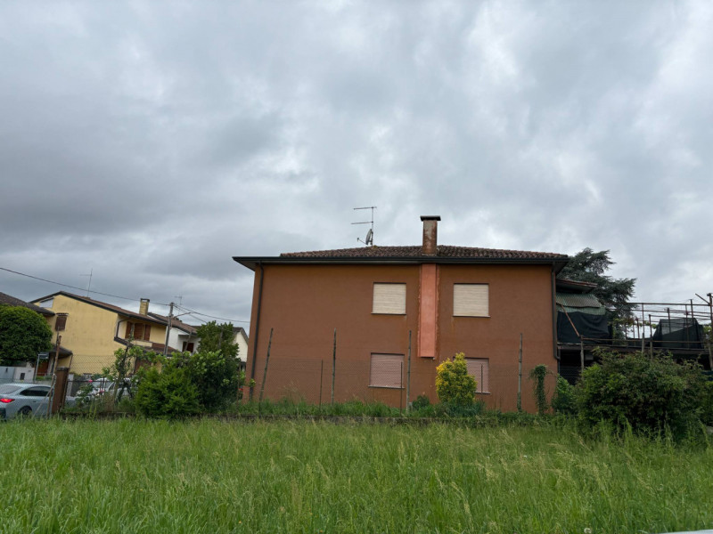 In una tranquilla e ricercata zona residenziale di Bertesina, proponiamo in vendita una casa sing...