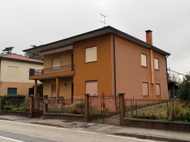 In una tranquilla e ricercata zona residenziale di Bertesina, proponiamo in vendita una casa sing...