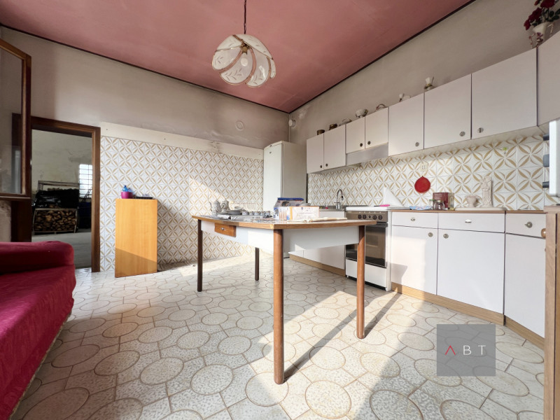 Situata nella frazione di Fratte, casa singola da ristrutturare e composta di: ingresso, cucina, ...