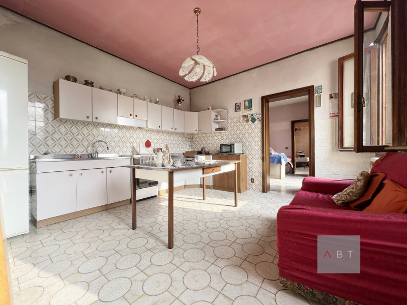 Situata nella frazione di Fratte, casa singola da ristrutturare e composta di: ingresso, cucina, ...