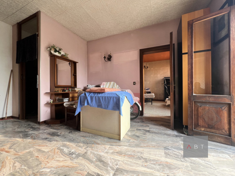 Situata nella frazione di Fratte, casa singola da ristrutturare e composta di: ingresso, cucina, ...