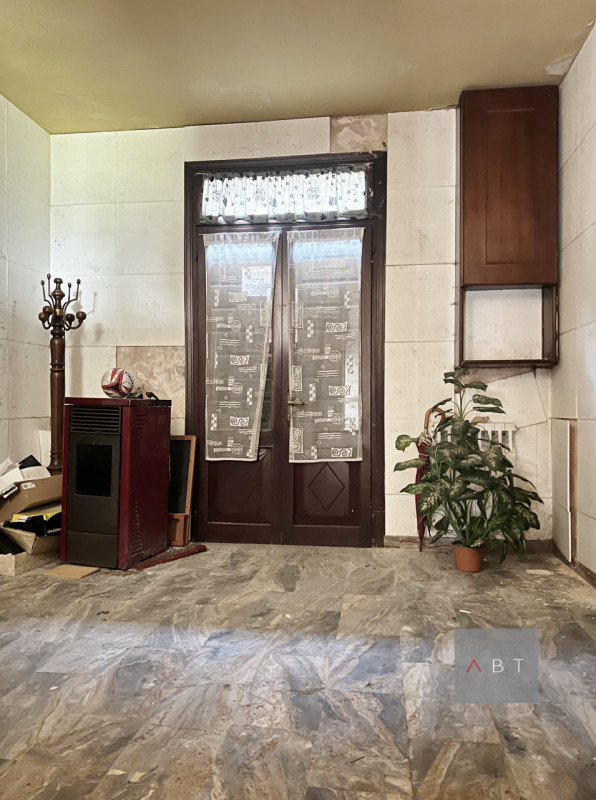 Situata nella frazione di Fratte, casa singola da ristrutturare e composta di: ingresso, cucina, ...