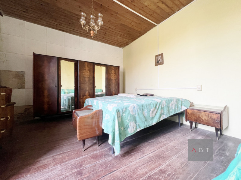 Situata nella frazione di Fratte, casa singola da ristrutturare e composta di: ingresso, cucina, ...