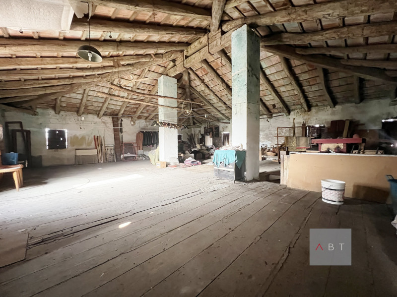 Situata nella frazione di Fratte, casa singola da ristrutturare e composta di: ingresso, cucina, ...