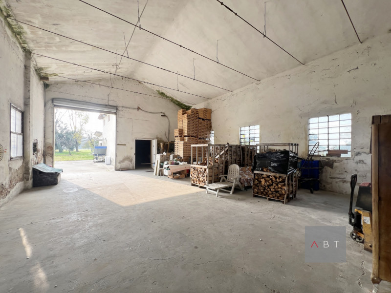 Situata nella frazione di Fratte, casa singola da ristrutturare e composta di: ingresso, cucina, ...