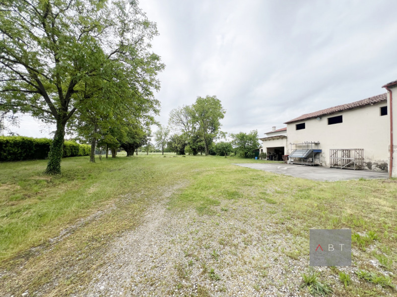 Situata nella frazione di Fratte, casa singola da ristrutturare e composta di: ingresso, cucina, ...