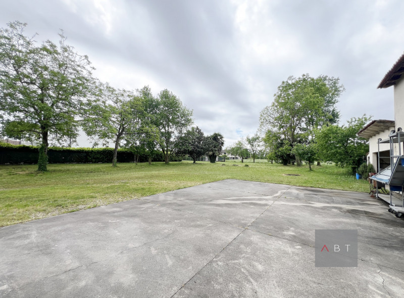 Situata nella frazione di Fratte, casa singola da ristrutturare e composta di: ingresso, cucina, ...