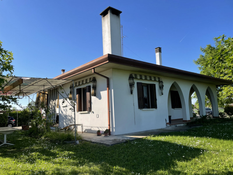 Oggi vi proponiamo una casa singola ad Arzergrande situata in posizione comoda a raggiungere qual...