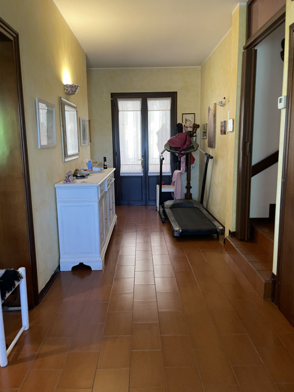 Oggi vi proponiamo una casa singola ad Arzergrande situata in posizione comoda a raggiungere qual...