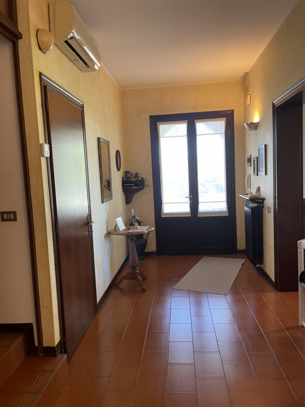 Oggi vi proponiamo una casa singola ad Arzergrande situata in posizione comoda a raggiungere qual...