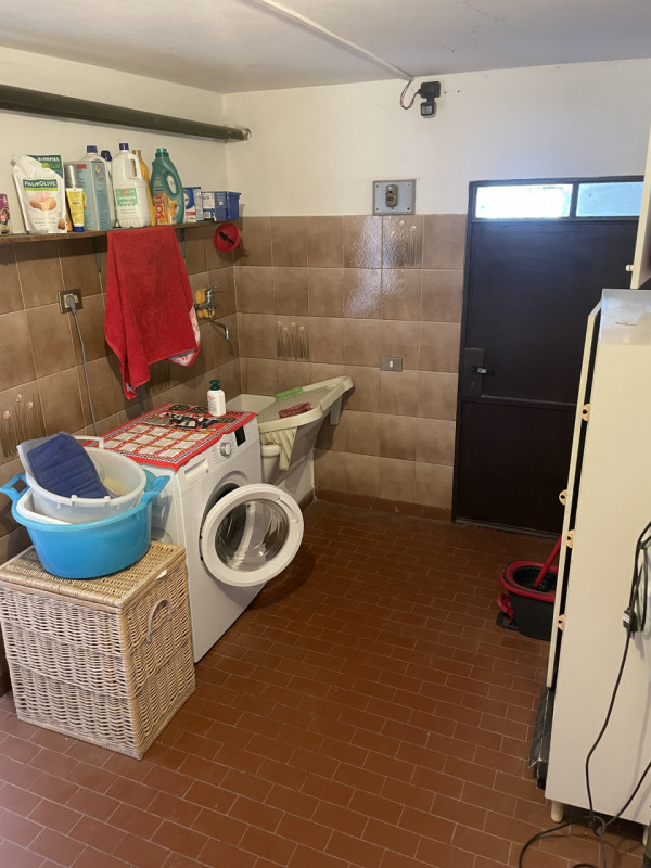 Oggi vi proponiamo una casa singola ad Arzergrande situata in posizione comoda a raggiungere qual...