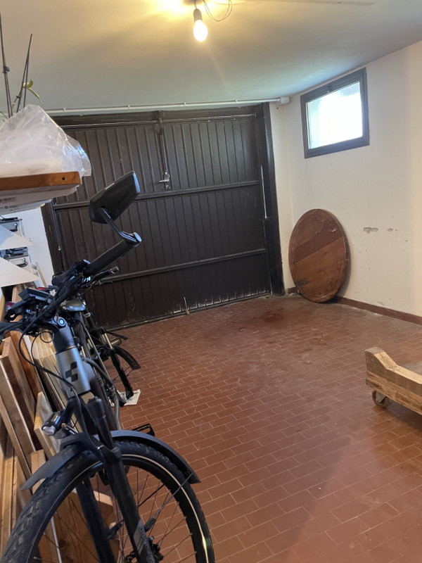 Oggi vi proponiamo una casa singola ad Arzergrande situata in posizione comoda a raggiungere qual...