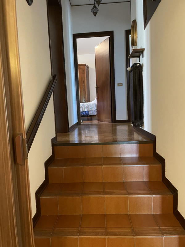 Oggi vi proponiamo una casa singola ad Arzergrande situata in posizione comoda a raggiungere qual...