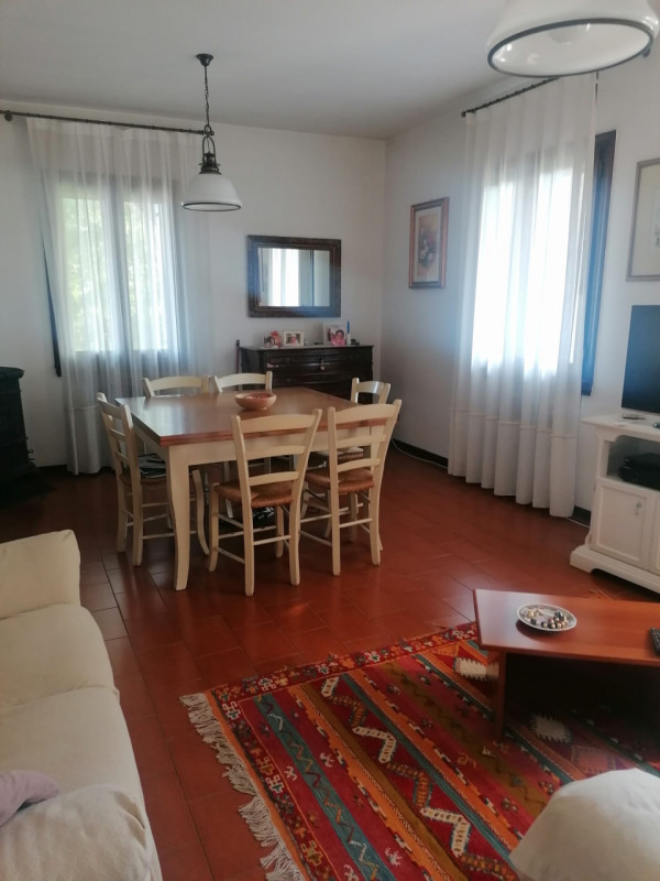 Oggi vi proponiamo una casa singola ad Arzergrande situata in posizione comoda a raggiungere qual...