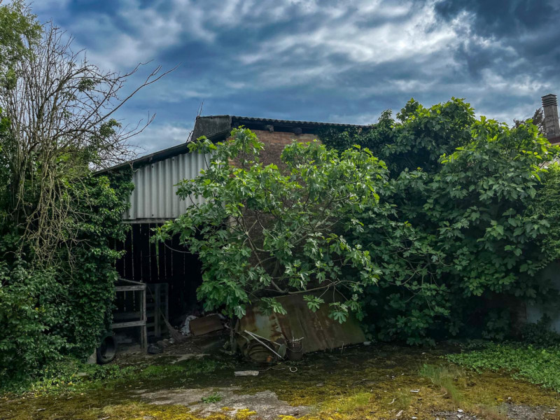 (Per INFO Vittorio 3517343301) A pochi minuti dal centro e da tutti i principali servizi, immersa...