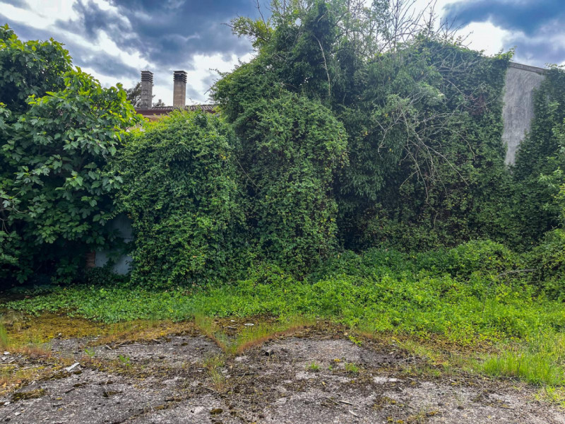 (Per INFO Vittorio 3517343301) A pochi minuti dal centro e da tutti i principali servizi, immersa...