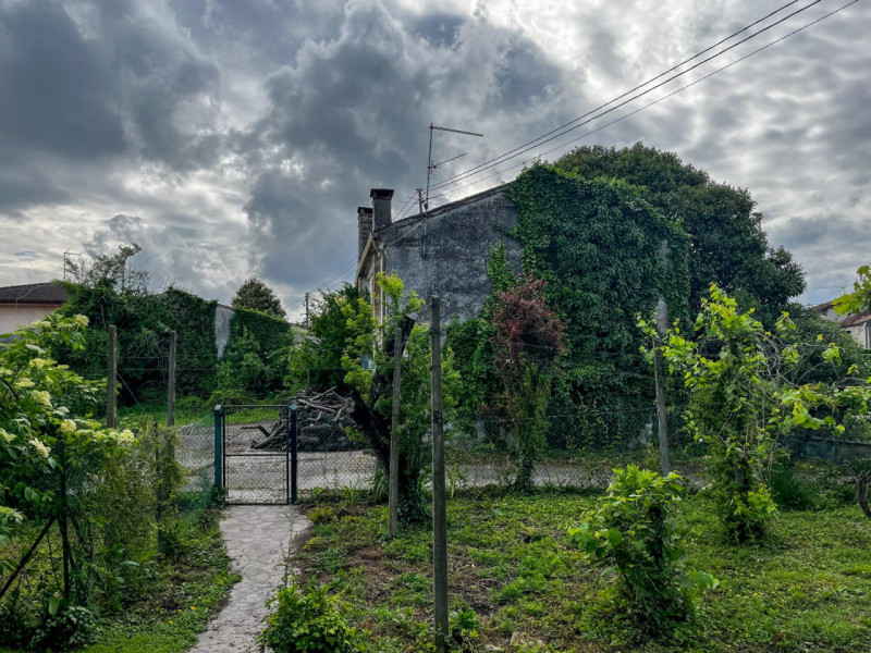 (Per INFO Vittorio 3517343301) A pochi minuti dal centro e da tutti i principali servizi, immersa...