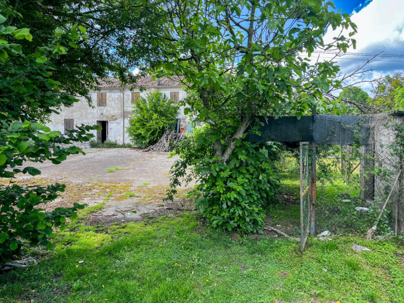 (Per INFO Vittorio 3517343301) A pochi minuti dal centro e da tutti i principali servizi, immersa...