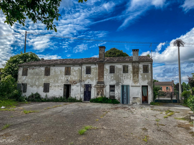 (Per INFO Vittorio 3517343301) A pochi minuti dal centro e da tutti i principali servizi, immersa...