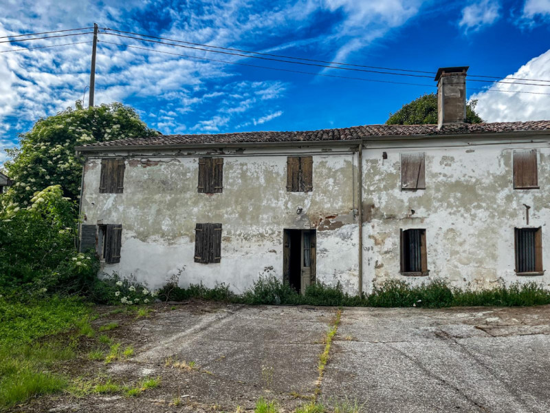 (Per INFO Vittorio 3517343301) A pochi minuti dal centro e da tutti i principali servizi, immersa...