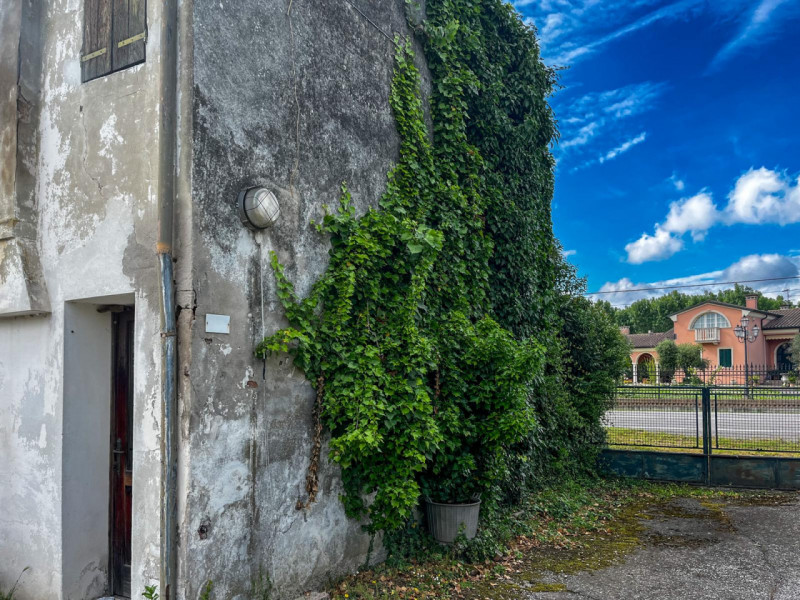 (Per INFO Vittorio 3517343301) A pochi minuti dal centro e da tutti i principali servizi, immersa...