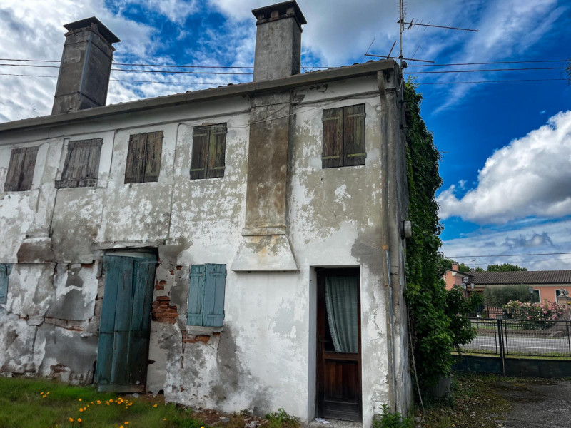 (Per INFO Vittorio 3517343301) A pochi minuti dal centro e da tutti i principali servizi, immersa...