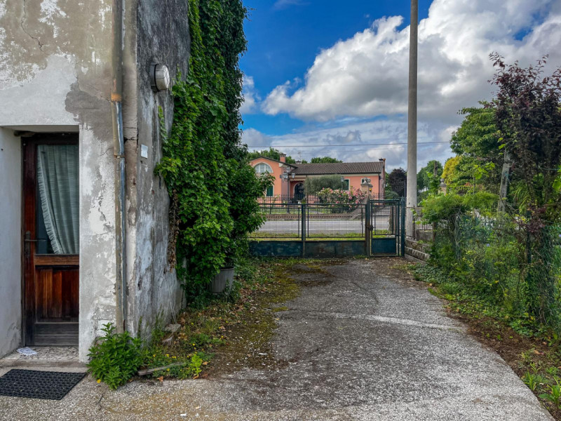 (Per INFO Vittorio 3517343301) A pochi minuti dal centro e da tutti i principali servizi, immersa...