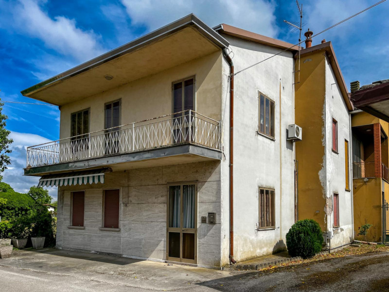 (Per INFO Vittorio 3517343301) Nel cuore di Sant'Urbano, un caratteristico paesino immerso nella ...