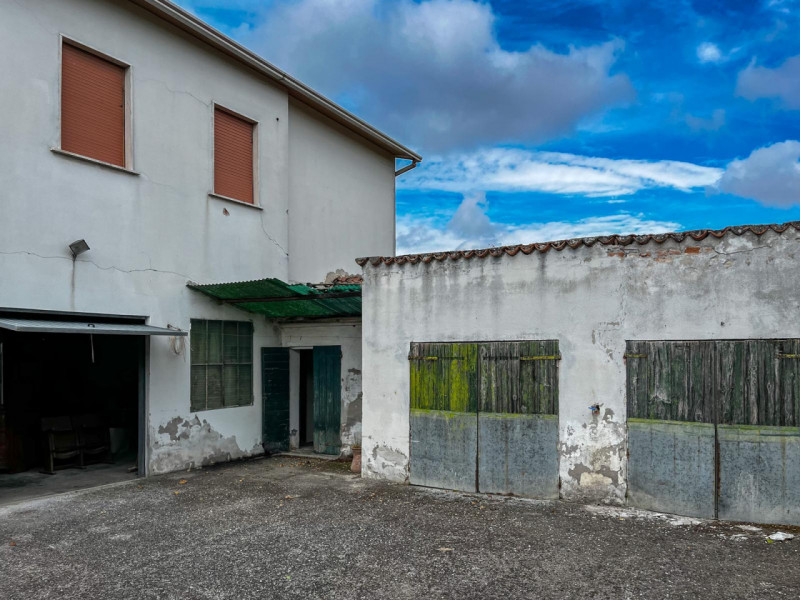 (Per INFO Vittorio 3517343301) Nel cuore di Sant'Urbano, un caratteristico paesino immerso nella ...