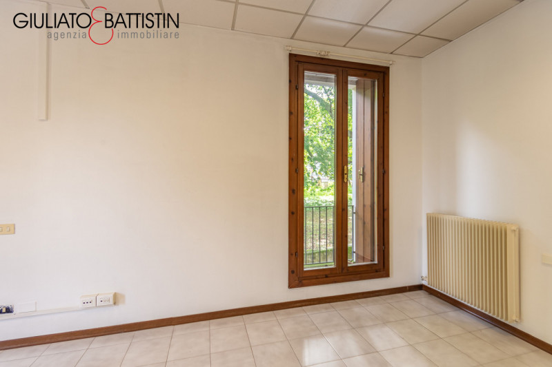 Vicinanze chiesa di San Marco in ottimo contesto, posizione interna luminoso ufficio facilmente t...