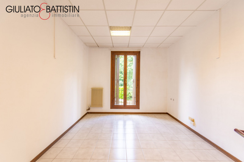 Vicinanze chiesa di San Marco in ottimo contesto, posizione interna luminoso ufficio facilmente t...