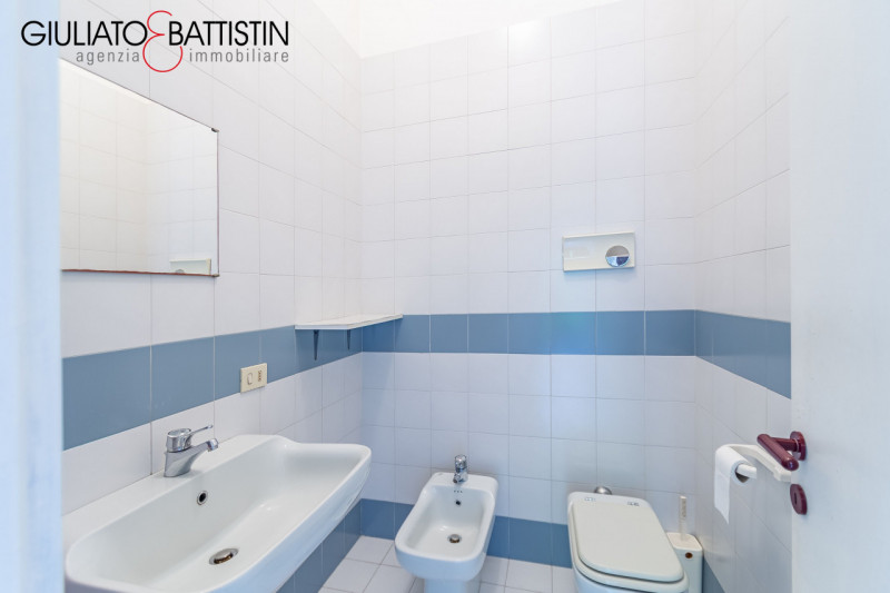 Vicinanze chiesa di San Marco in ottimo contesto, posizione interna luminoso ufficio facilmente t...