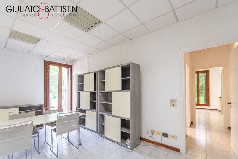 Vicinanze chiesa di San Marco in ottimo contesto, posizione interna luminoso ufficio facilmente t...