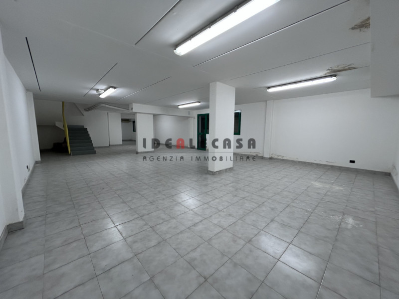 RIF: SR500 PADOVA - STANGA Proponiamo in vendita negozio di 250 mq disposti su due livelli con am...