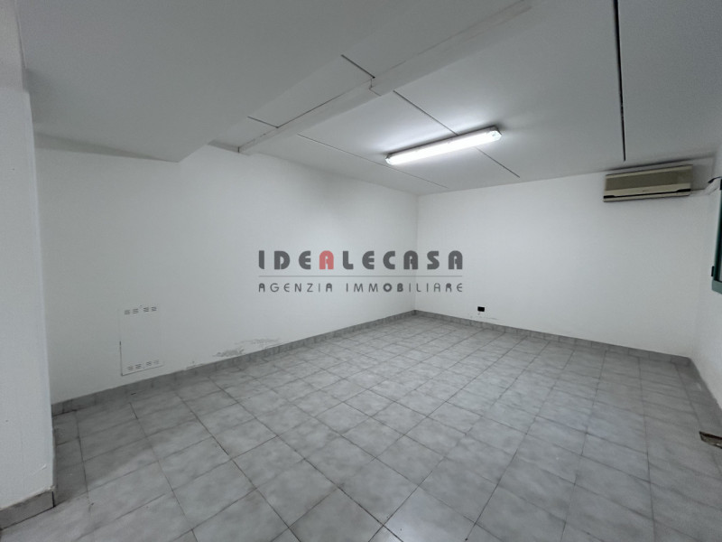 RIF: SR500 PADOVA - STANGA Proponiamo in vendita negozio di 250 mq disposti su due livelli con am...