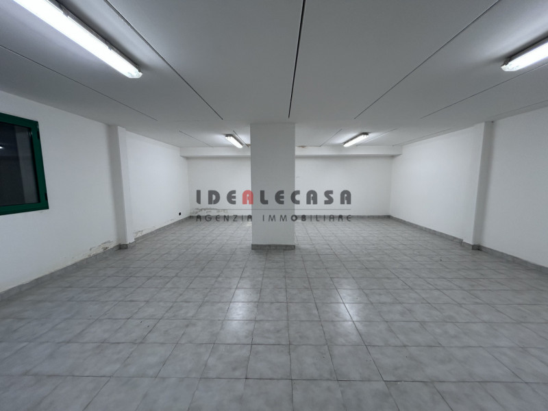 RIF: SR500 PADOVA - STANGA Proponiamo in vendita negozio di 250 mq disposti su due livelli con am...