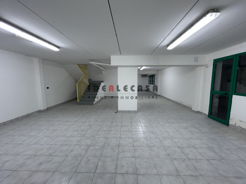 RIF: SR500 PADOVA - STANGA Proponiamo in vendita negozio di 250 mq disposti su due livelli con am...
