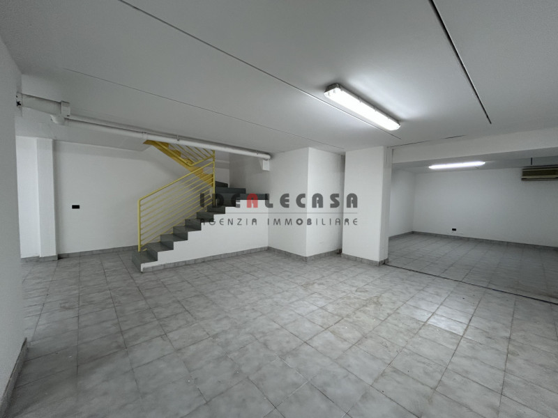 RIF: SR500 PADOVA - STANGA Proponiamo in vendita negozio di 250 mq disposti su due livelli con am...