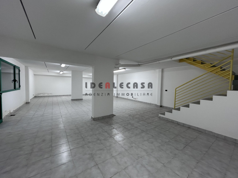 RIF: SR500 PADOVA - STANGA Proponiamo in vendita negozio di 250 mq disposti su due livelli con am...