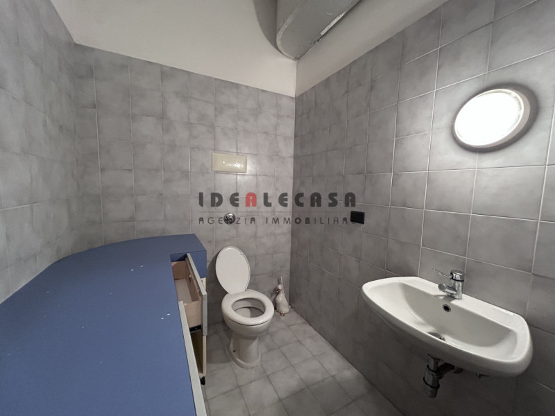 RIF: SR500 PADOVA - STANGA Proponiamo in vendita negozio di 250 mq disposti su due livelli con am...