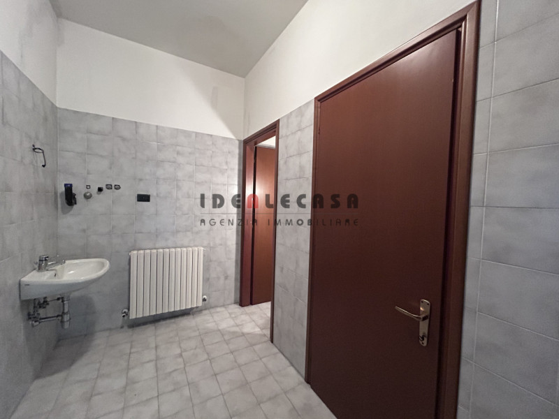 RIF: SR500 PADOVA - STANGA Proponiamo in vendita negozio di 250 mq disposti su due livelli con am...