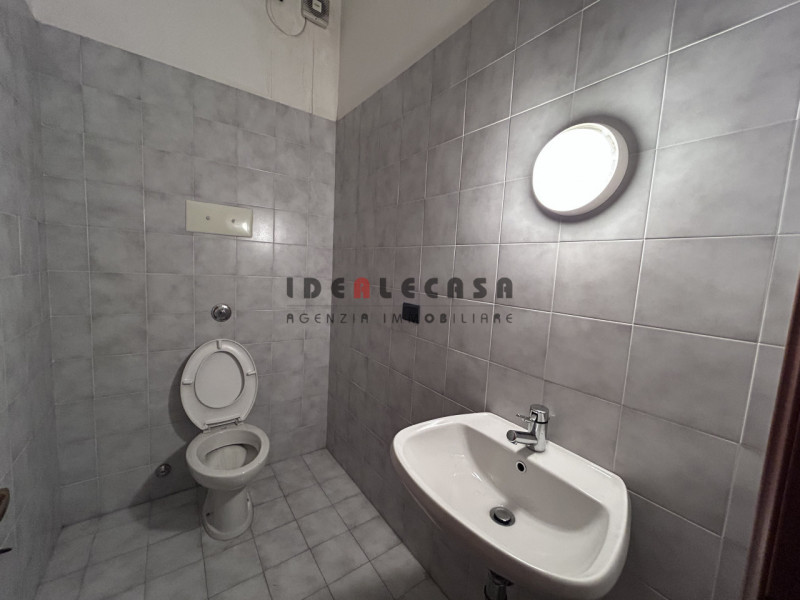 RIF: SR500 PADOVA - STANGA Proponiamo in vendita negozio di 250 mq disposti su due livelli con am...