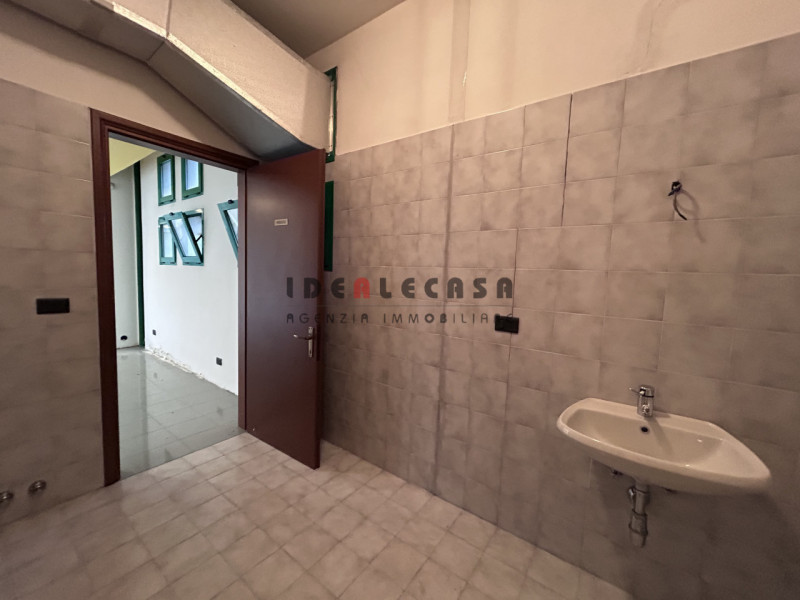 RIF: SR500 PADOVA - STANGA Proponiamo in vendita negozio di 250 mq disposti su due livelli con am...