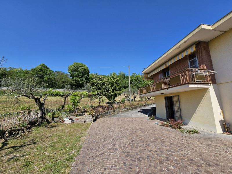 A Baone, proponiamo in vendita splendida porzione di bifamiliare, caratterizzata da spazi ampi e ...